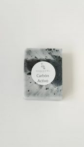 Jabón de carbón activo de pino detox para acné, puntos negros y limpieza de poros en profundidad.