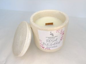 Vela de soja artesanal Rosa de Bulgaria, aroma floral sofisticado y elegante para decoración de lujo.