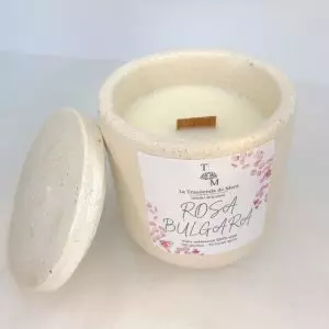 Vela de soja artesanal Rosa de Bulgaria, aroma floral sofisticado y elegante para decoración de lujo.
