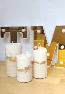 Set de tres velas cilíndricas de cemento y cera de soja artesanal en diferentes tamaños.