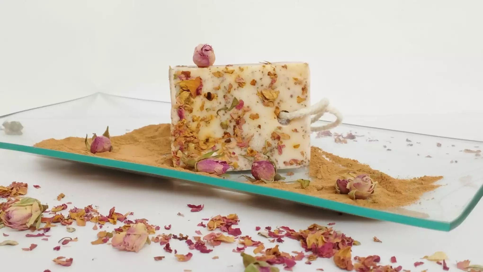 Jabón de arcilla roja y rosas purificante para pieles sensibles y maduras con efecto descongestivo.