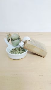 Jabón natural de romero tonificante y antiséptico para mejorar la circulación y limpiar pieles mixtas.