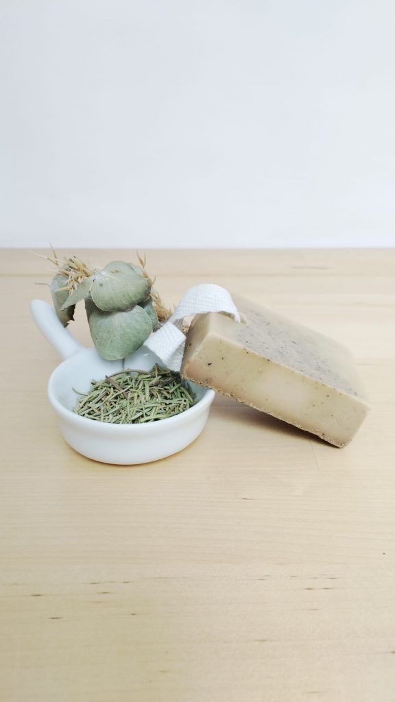 Jabón natural de romero tonificante y antiséptico para mejorar la circulación y limpiar pieles mixtas.