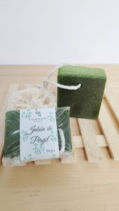 Jabón artesanal de perejil rico en vitamina C para manchas de la piel y nutrición profunda.