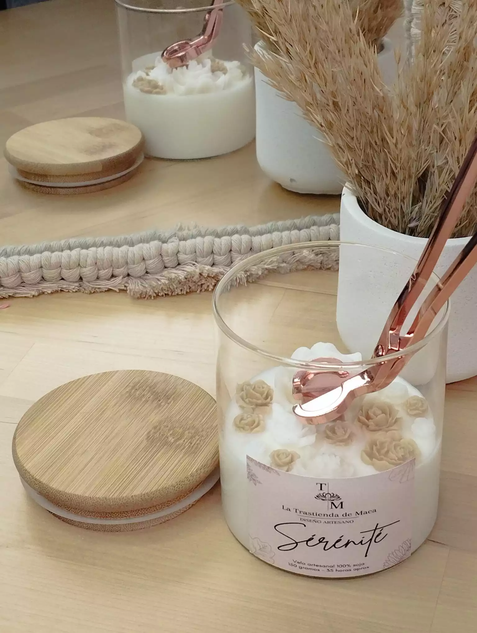 Vela aromática de cera de soja artesanal encendida en un ambiente relajante de hogar.