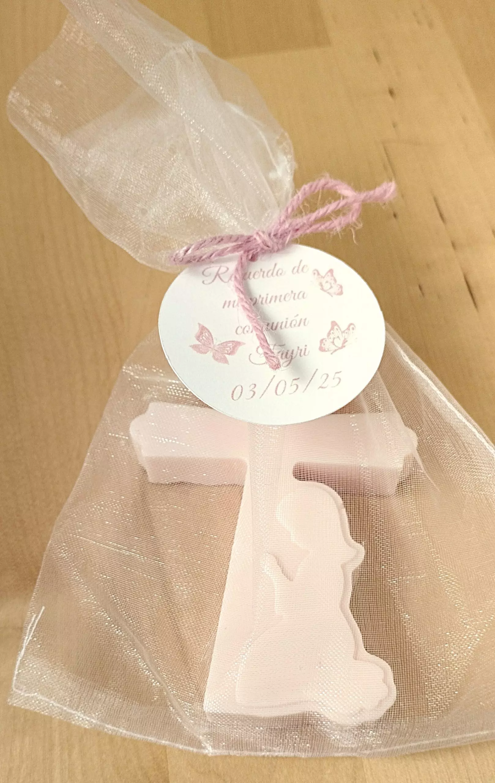 Jabón personalizado en forma de cruz con silueta de niña para detalle de primera comunión