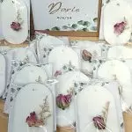 Pastillas de jabón decorados con rosas minis secas para colgar como detalle de comunión
