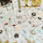 Flores, duendes y osos de jabón artesanal en tarjeta de agradecimiento para regalar en evento de jubilación