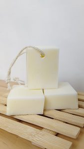 Jabón artesanal de glicerina vegetal con coco y jojoba, calmante y biocompatible para el cuidado de la piel sensible