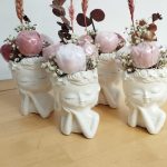 Macetitas en forma de muñeca con flores de jabón
