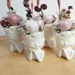 Macetitas artesanales en forma de muñeca con flores de jabón aromático para bodas y eventos