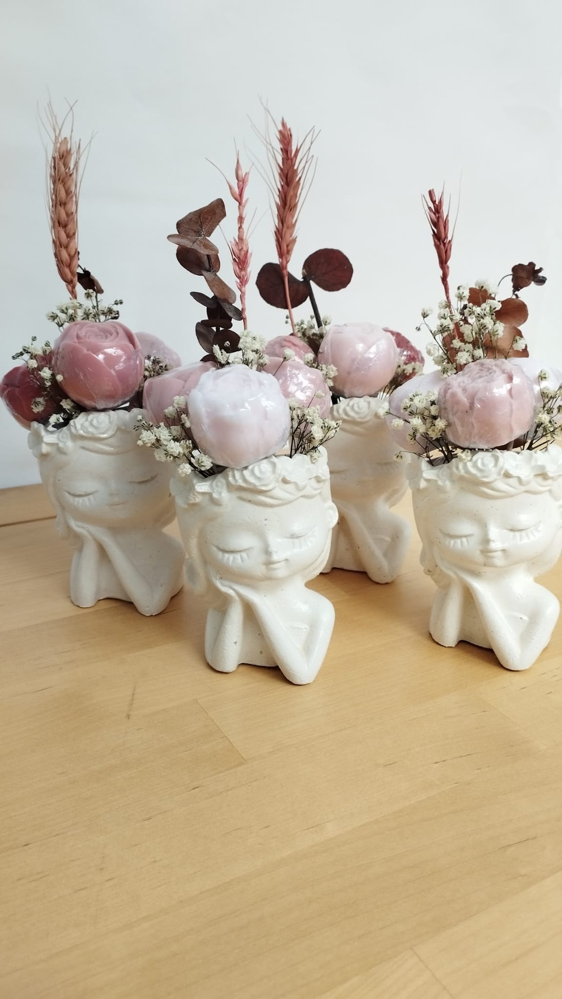 Macetitas en forma de muñeca con flores de jabón