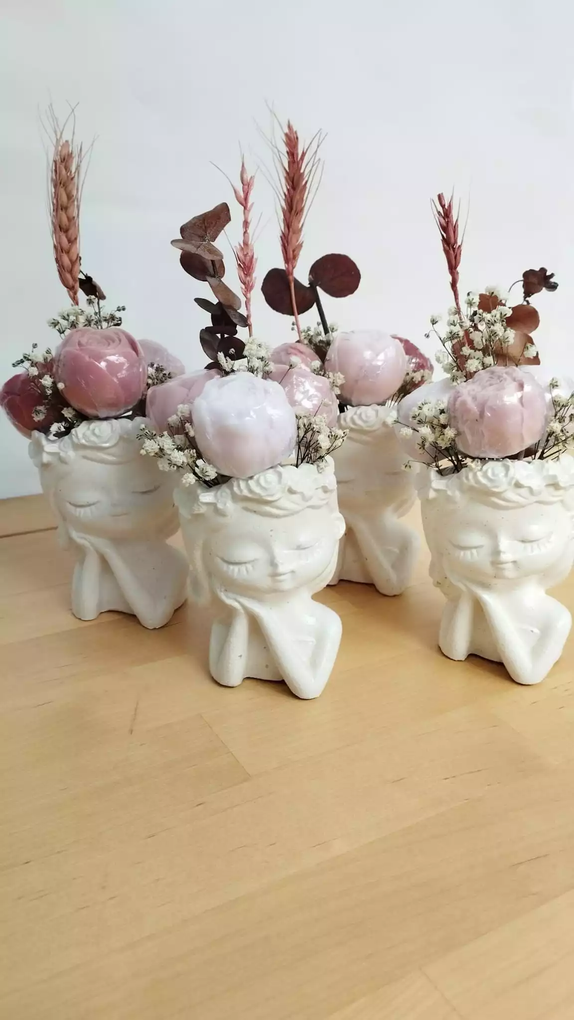 Macetitas artesanales en forma de muñeca con flores de jabón aromático para bodas y eventos