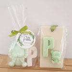 Jabones aromáticos de inicial junto con león, ideales para bautizos y cumpleaños