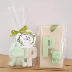 Jabones aromáticos de inicial junto con león, ideales para bautizos y cumpleaños