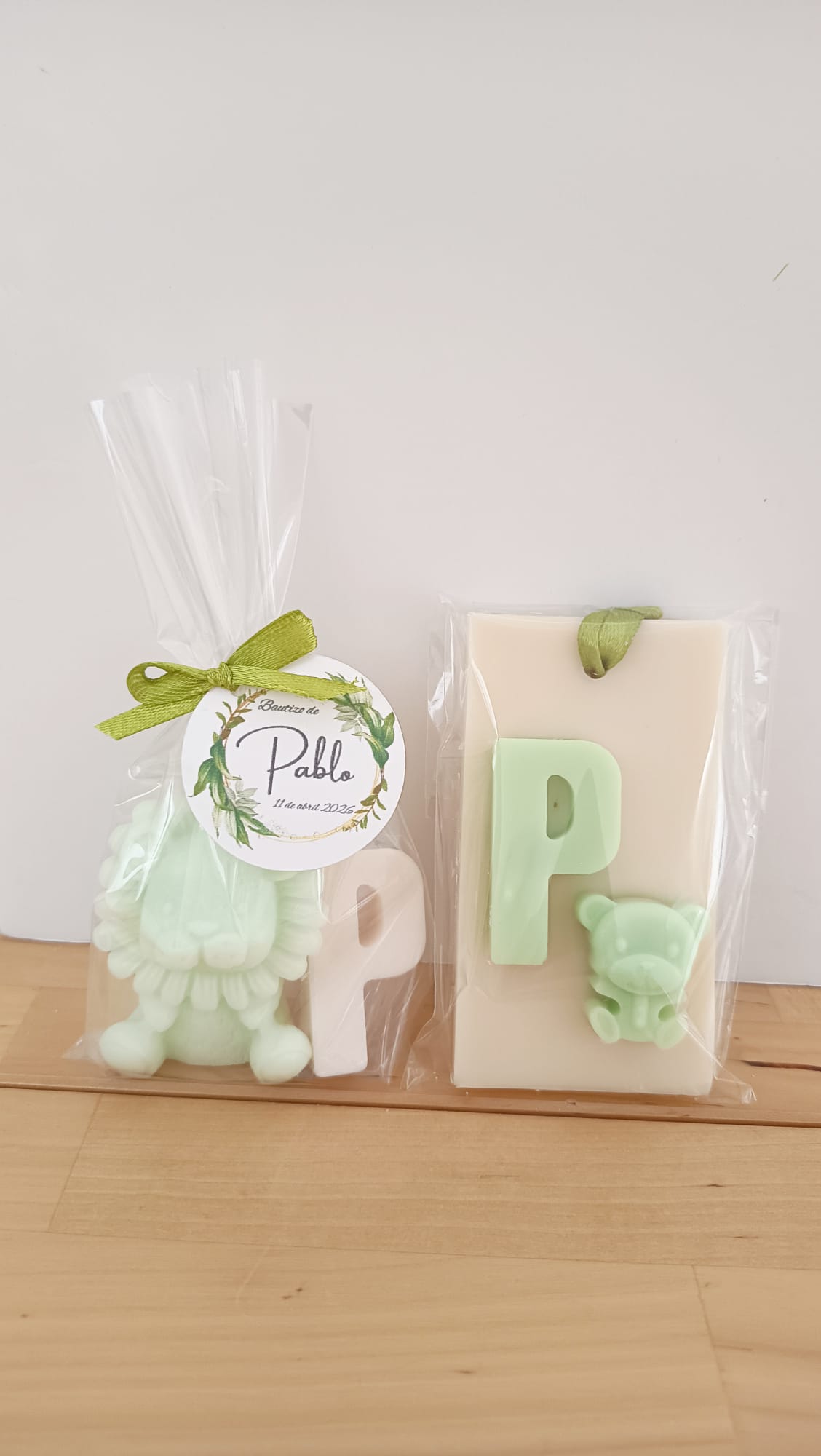 Jabones aromáticos de inicial junto con león, ideales para bautizos y cumpleaños