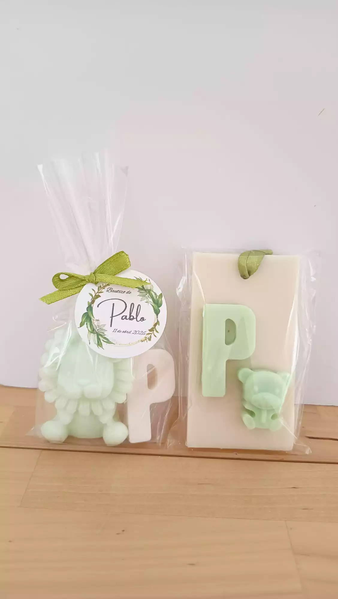 Jabones aromáticos de inicial junto con león, ideales para bautizos y cumpleaños