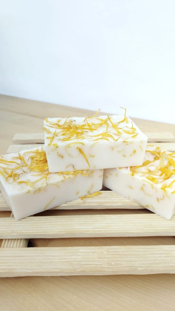 Jabón artesanal de caléndula y aceite de ricino para aliviar pieles irritadas, sensibles o con dermatitis.