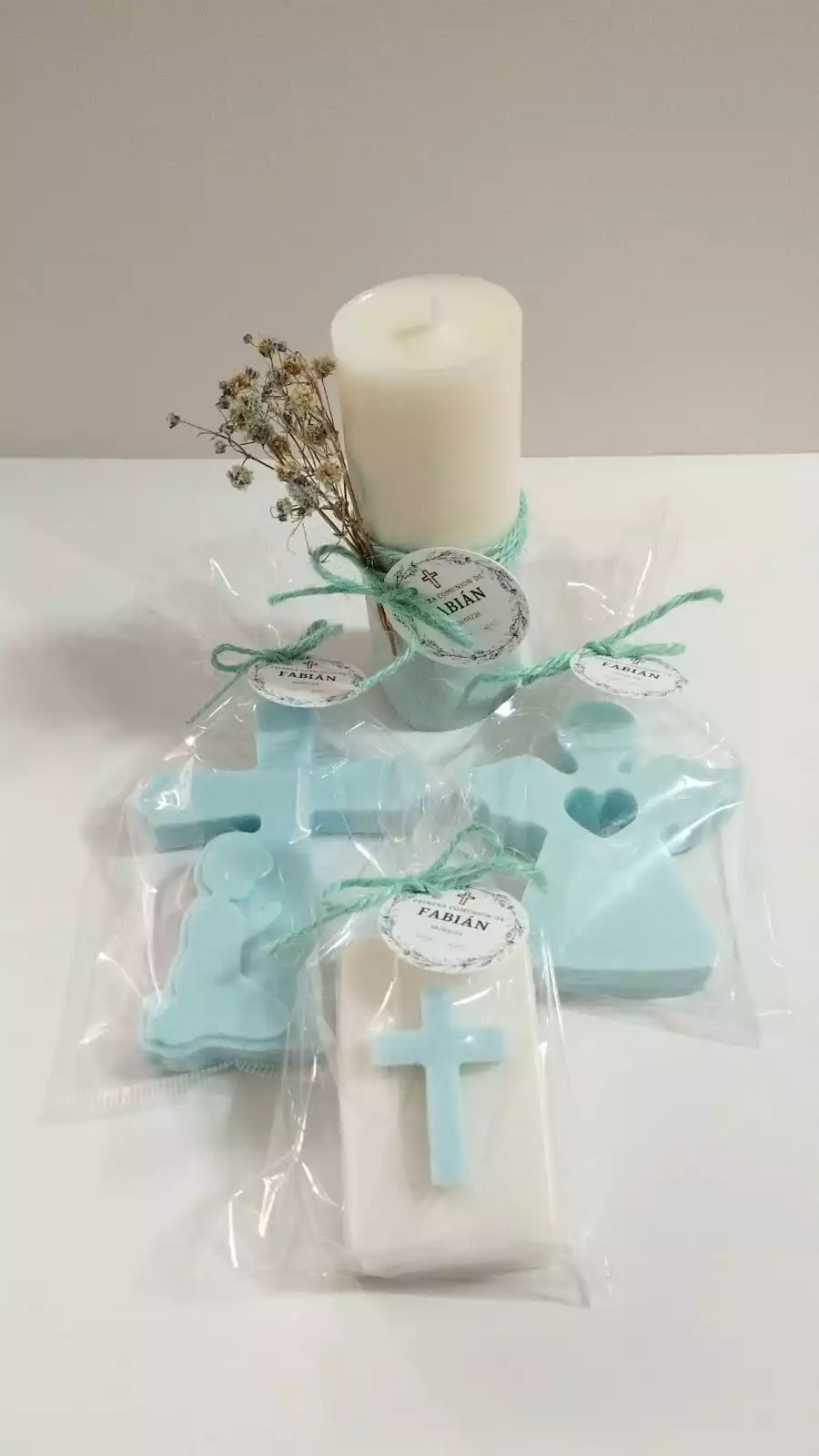Jabones personalizados con vela de concreto, especial detalles de comunión