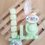 Nombre hecho en jabón con león e inicial grande para regalo de primer cumpleaños