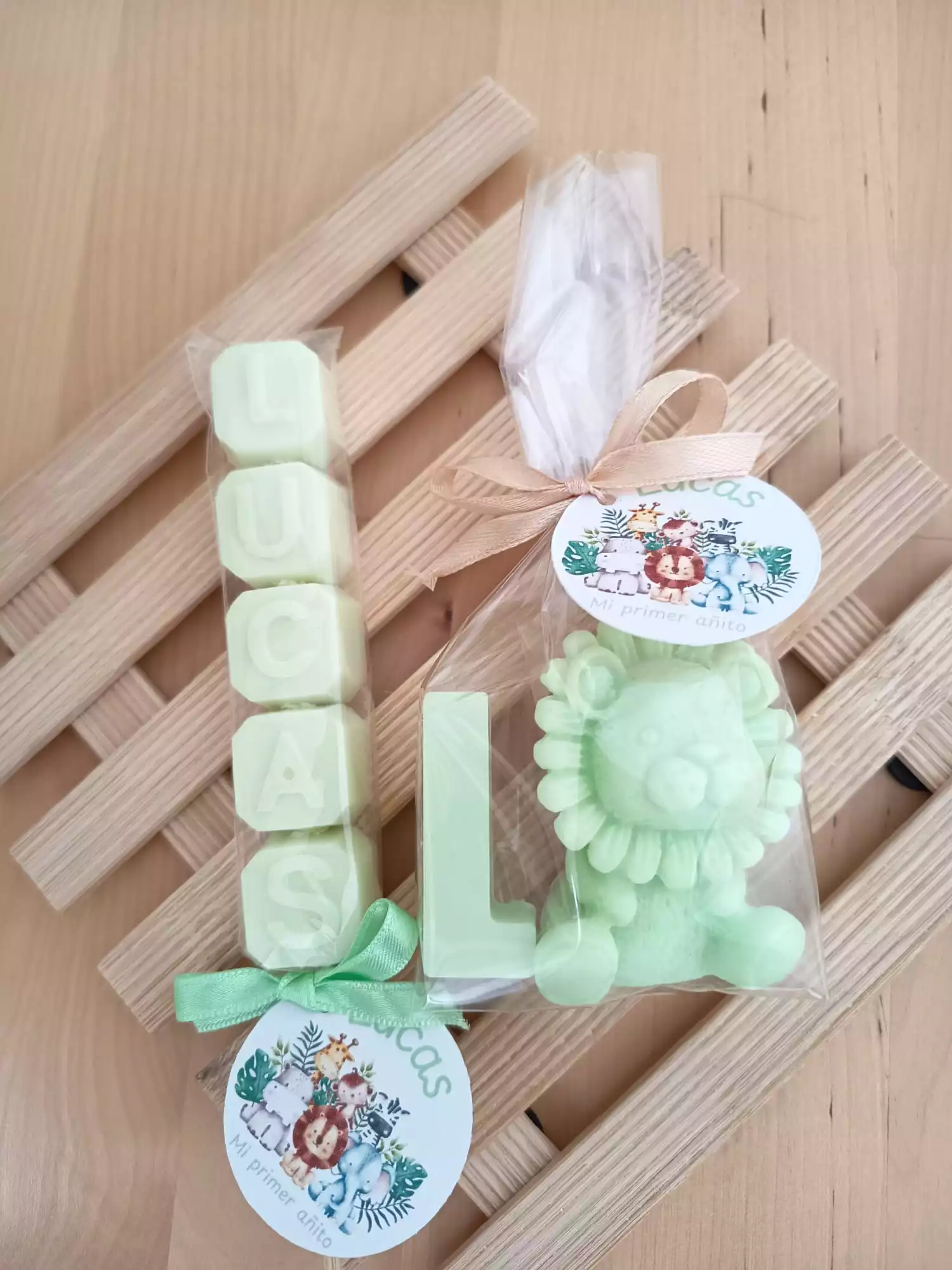 Nombre hecho en jabón con león e inicial grande para regalo de primer cumpleaños