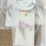 Ambientador sólido de cera de soja con iniciales para bodas o regalos corporativos