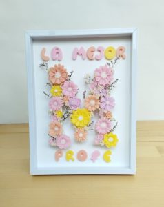 Cuadro decorativo con inicial personalizada hecha con flores de cera de soja aromática en marco de madera.