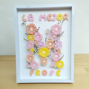 Cuadro decorativo con inicial personalizada hecha con flores de cera de soja aromática en marco de madera.