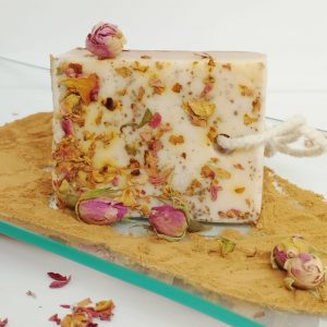 Jabón de arcilla roja y rosas purificante para pieles sensibles y maduras con efecto descongestivo.