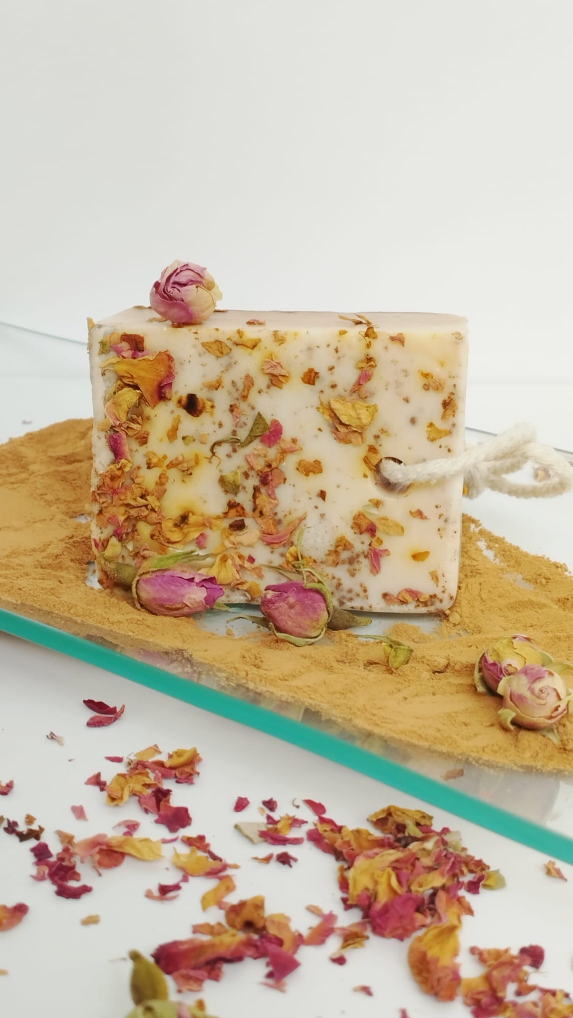 Jabón de arcilla roja y rosas purificante para pieles sensibles y maduras con efecto descongestivo.