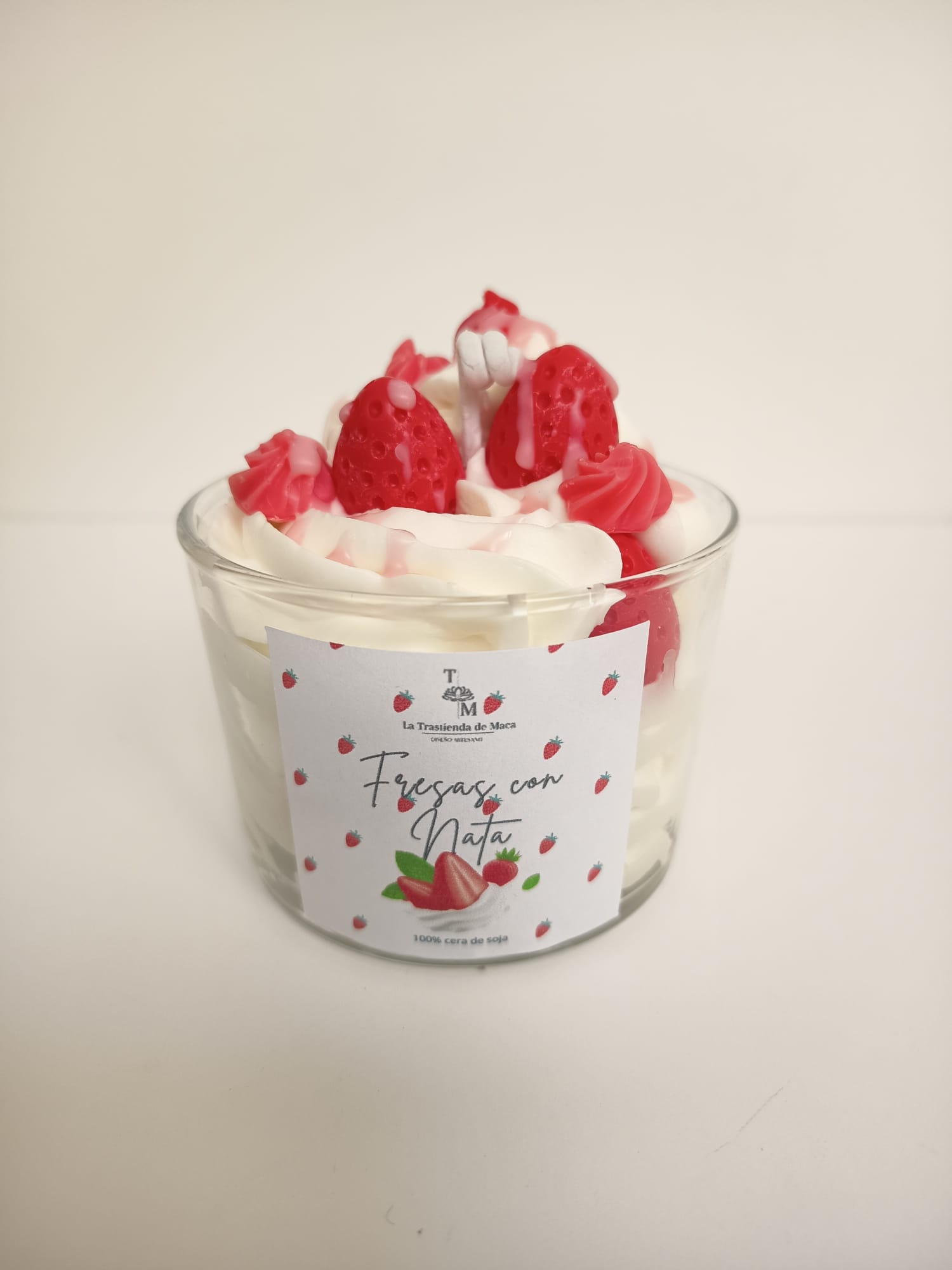 Vela aromática dulce de fresas con nata, cera de soja orgánica, fragancia gourmet para ambientes acogedores.