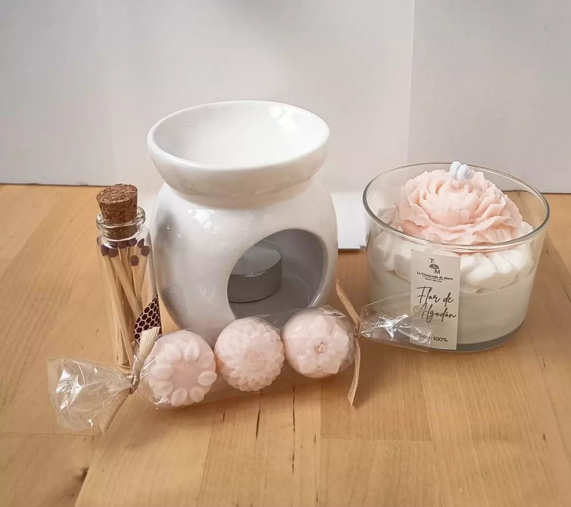 Set de regalo quemador de cerámica con bombones aromáticos y vela de soja artesanal con aroma a flor de algodón