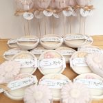 Set de regalo para primera comunión de vela artesanal en cuenco personalizado y piruleta de jabón en forma de margarita con inicial