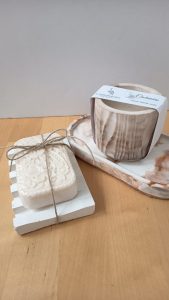 Set compuesto por bandeja, vela, una pieza de jabón y jabonera artesanal