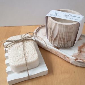 Set compuesto por bandeja, vela, una pieza de jabón y jabonera artesanal