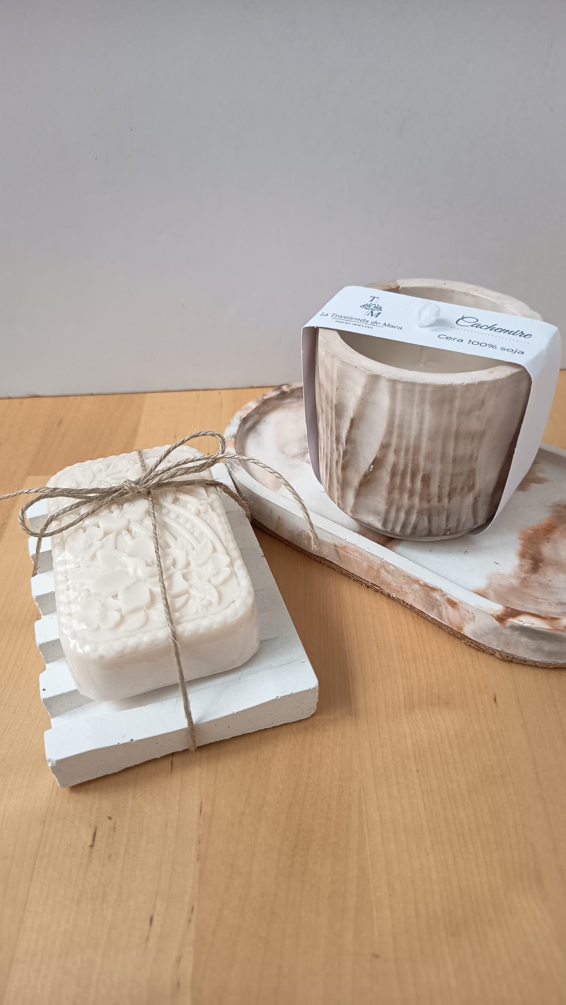 Set compuesto por bandeja, vela, una pieza de jabón y jabonera artesanal