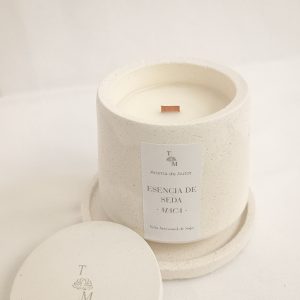Esta combinación de aromas es una auténtica joya de la perfumería de autor en vela por su perfil Floral Aterciopelado y Sensual