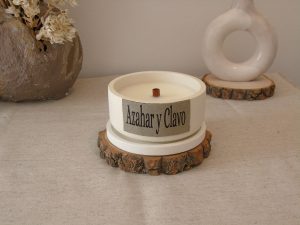Vela aromática artesanal de azahar y clavo en contenedor de cemento de 180g - La Trastienda de Maca