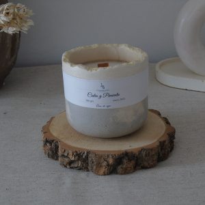 Vela aromática artesanal de cedro y pimienta en contenedor artesanal 150 grs - La Trastienda de Maca