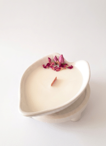 Vela aromática artesanal de rosa de bulgaria en contenedor con forma de hoja - La Trastienda de Maca