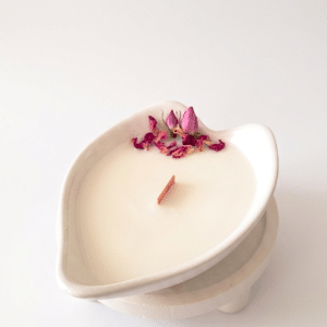 Vela aromática artesanal de rosa de bulgaria en contenedor con forma de hoja - La Trastienda de Maca