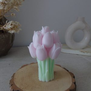 Jabon artesanal escultorico con forma de ramo de tulipanes rosas sobre peana de madera - La Trastienda de Maca
