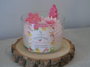 Vela artesanal tipo postre decorada con motivos navideños aroma canela y naranja - La Trastienda de Maca