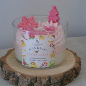 Vela artesanal tipo postre decorada con motivos navideños aroma canela y naranja - La Trastienda de Maca