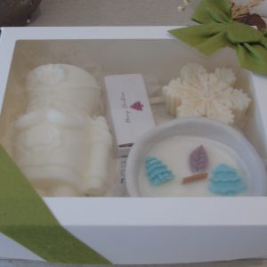 Pack de regalo navideño con vela cascanueces copo de nieve vela de abeto y bandeja artesanal - La Trastienda de Maca