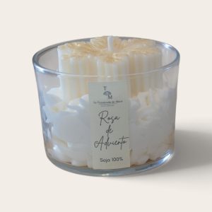 Vela artesanal tipo postre decorada con gran copo de nieve aroma rosa de adviento - La Trastienda de Maca