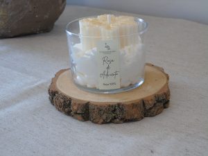 Vela artesanal tipo postre decorada con gran copo de nieve aroma rosa de adviento - La Trastienda de Maca