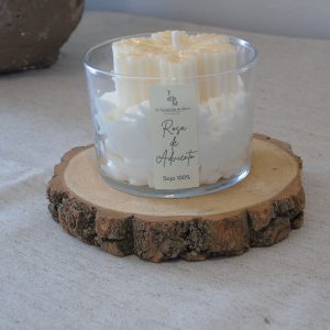 Vela artesanal tipo postre decorada con gran copo de nieve aroma rosa de adviento - La Trastienda de Maca