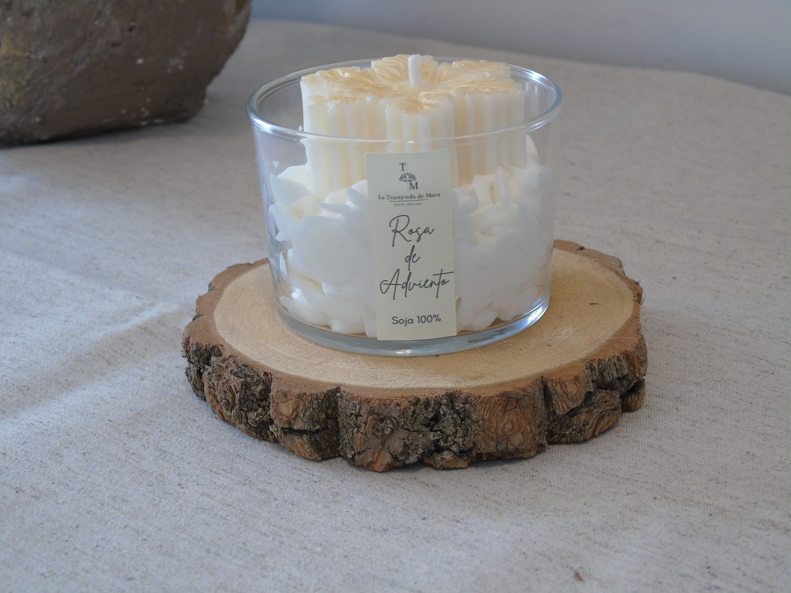 Vela artesanal tipo postre decorada con gran copo de nieve aroma rosa de adviento - La Trastienda de Maca
