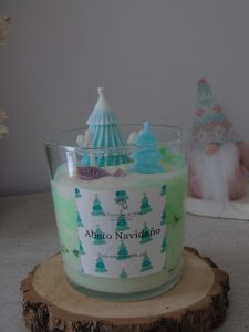 Vela artesanal tipo postre decorada con mini abetos de cera aroma abeto navideño - La Trastienda de Maca